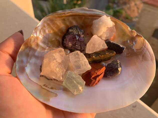 Handful of crystals plus shell (Surprise) – Soull Lighters Hub